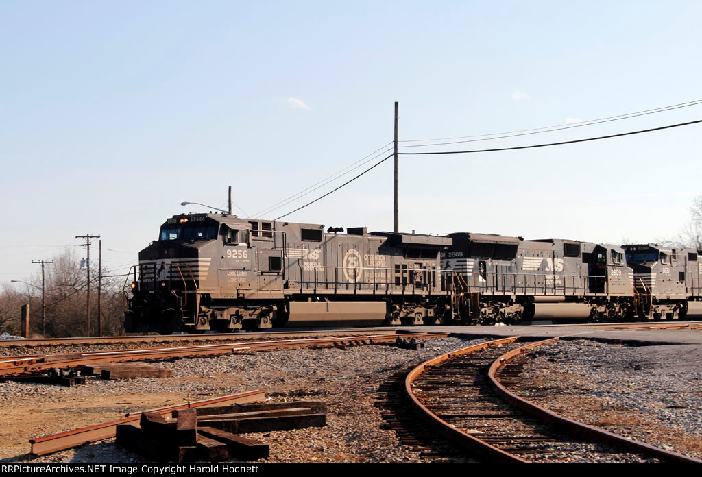 NS 9256 leads train 214 northbound